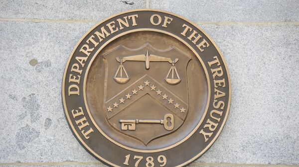 The emblem of the US Treasury Department in Washington, DC is seen on August 08, 2011 after Standard & Poor's cut the US credit rating for the first time in history, saying the country's politicians are increasingly unable to come to grips with its massive fiscal deficit and debt load - Sputnik International