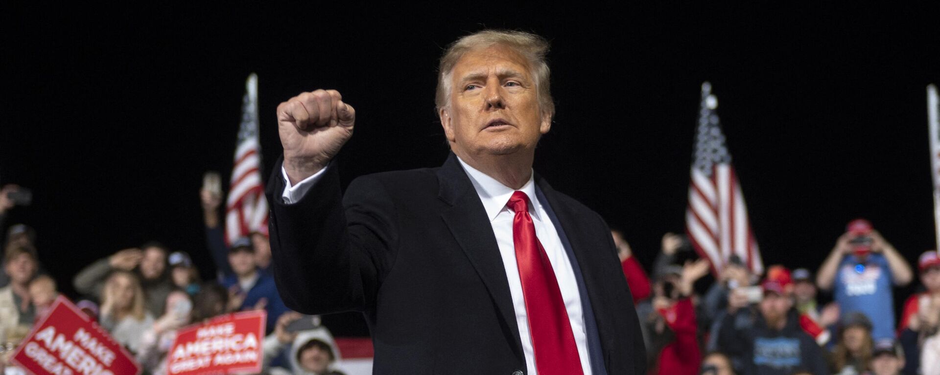 US President Donald Trump holds up his fist as he leaves the stage at the end of a rally to support Republican Senate candidates at Valdosta Regional Airport in Valdosta, Georgia on December 5, 2020 - Sputnik International, 1920, 22.12.2023