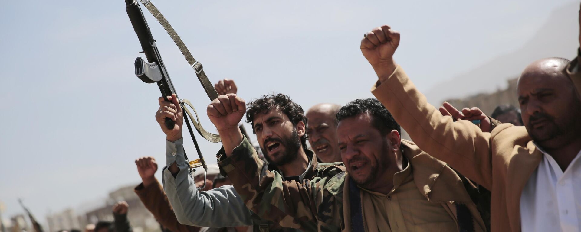 Armed Houthi fighters attend the funeral procession of Houthi rebel fighters who were killed in recent fighting with forces of Yemen's internationally recognized government, in Sanaa, Yemen - Sputnik International, 1920, 15.01.2024
