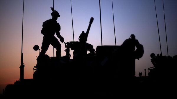 Soldiers with the Canadian Army's 1st Battalion 22nd Royal Regiment prepare for an operation at sunrise  - Sputnik International