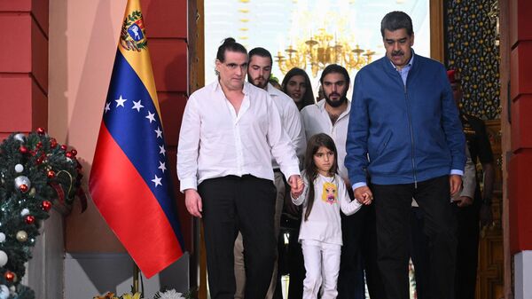 Colombian businessman Alex Saab (L) leaves after a meeting with Venezuela's President Nicolas Maduro (R) at the Miraflores Presidential Palace in Caracas on December 20, 2023 - Sputnik International