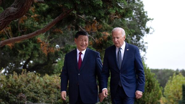 US President Joe Biden (R) and Chinese President Xi Jinping walk together after a meeting during the Asia-Pacific Economic Cooperation (APEC) Leaders' week in Woodside, California on November 15, 2023 - Sputnik International