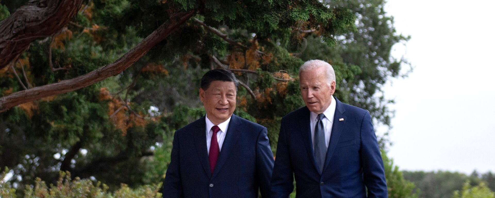 US President Joe Biden (R) and Chinese President Xi Jinping walk together after a meeting during the Asia-Pacific Economic Cooperation (APEC) Leaders' week in Woodside, California on November 15, 2023 - Sputnik International, 1920, 21.12.2023