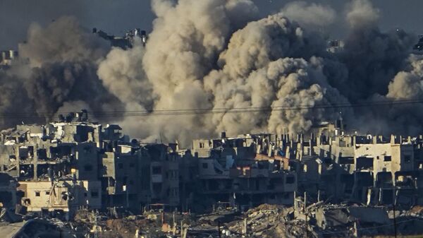 Smoke rises following an Israeli bombardment in the Gaza Strip, as seen from southern Israel - Sputnik International