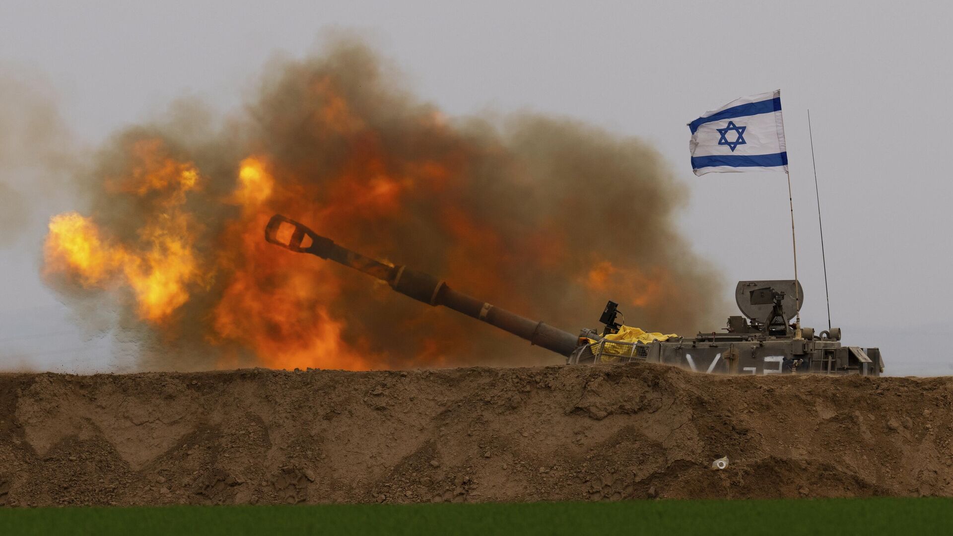 An Israeli mobile artillery unit fires a shell from southern Israel towards the Gaza Strip - Sputnik International, 1920, 26.12.2023