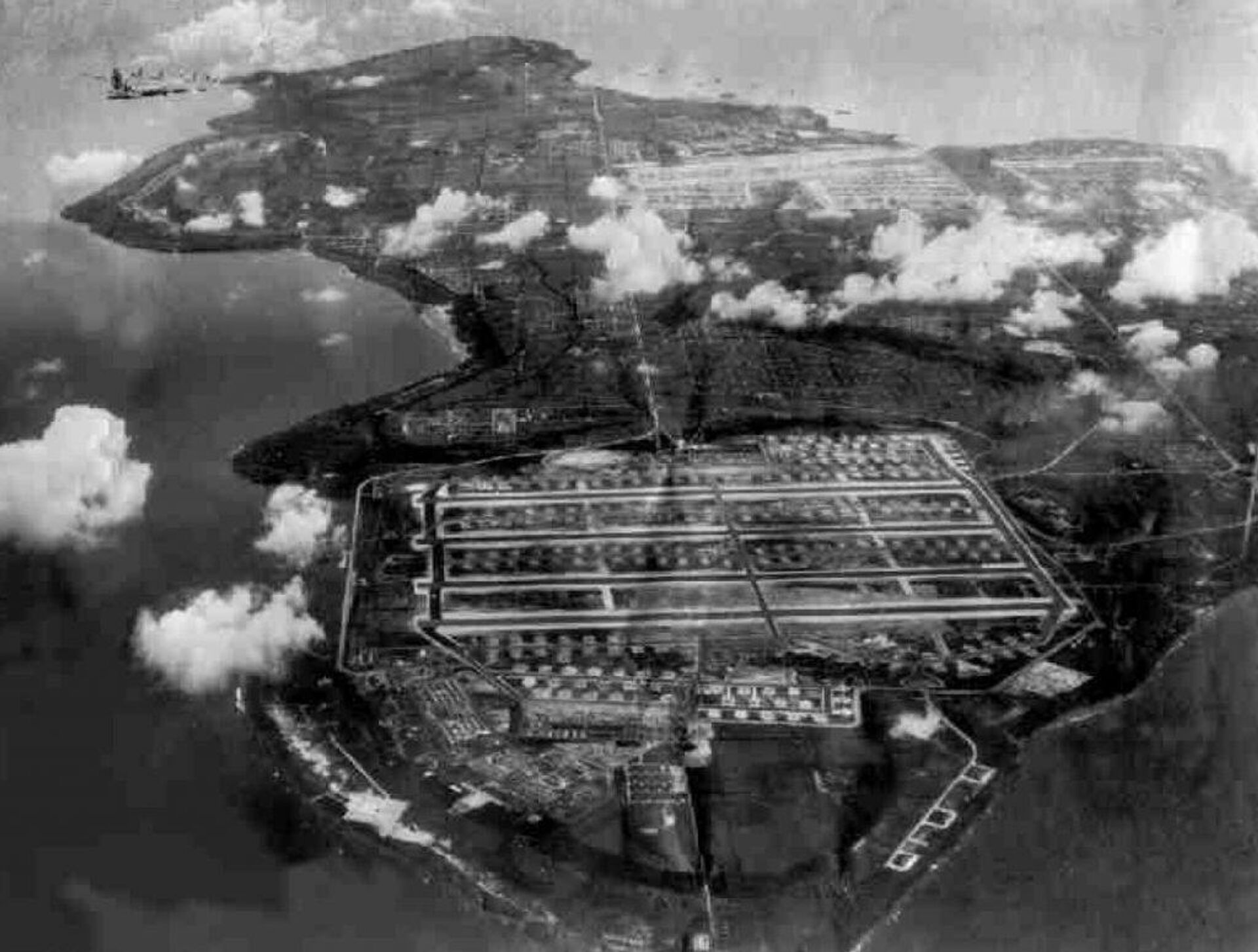 Aerial view of Tinian Airfield during WWII. - Sputnik International, 1920, 22.12.2023