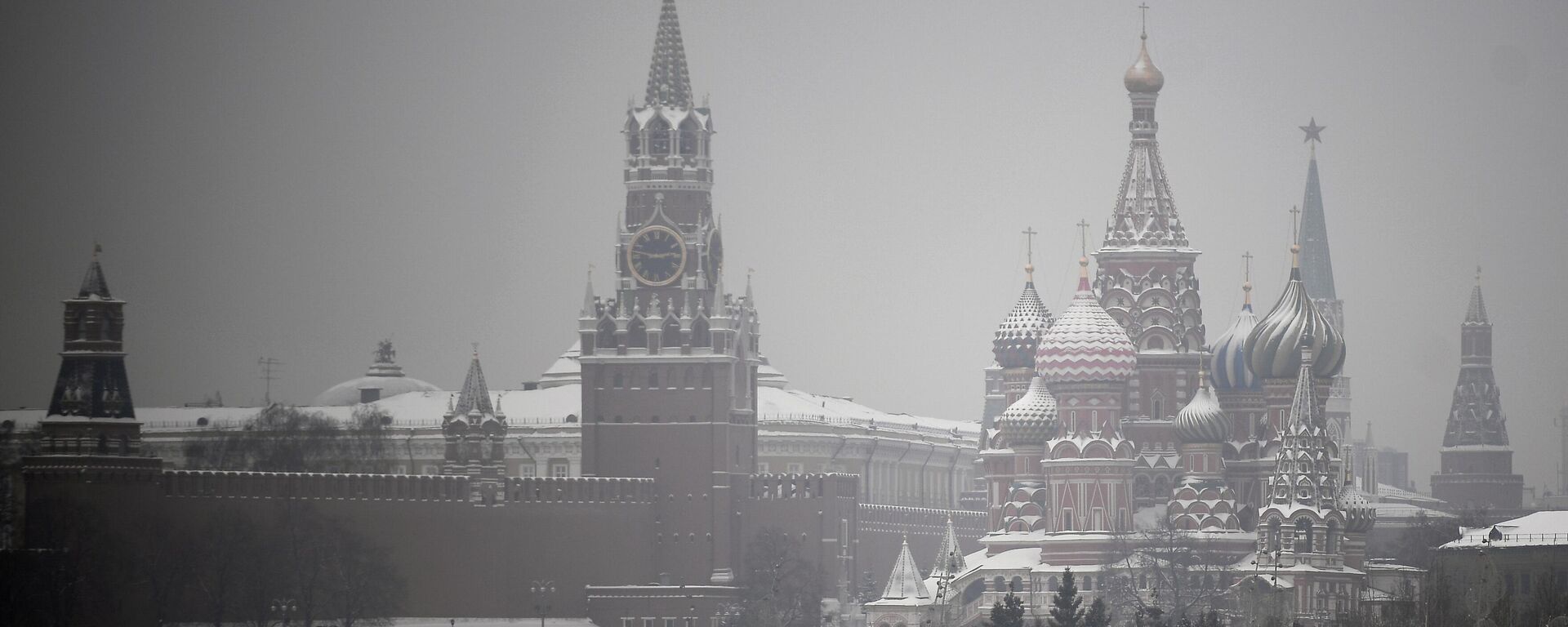 Spasskaya Tower and St. Basil's Cathedral are pictured on a foggy winter day, in downtown Moscow, Russia. - Sputnik International, 1920, 29.12.2023
