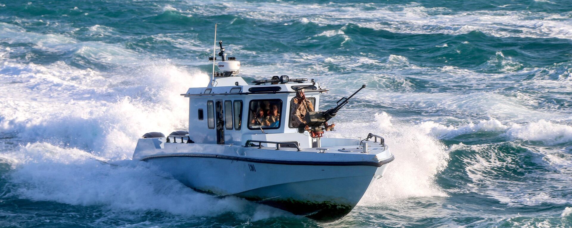 Yemeni coastguard members loyal to the internationally-recognised government ride in a patrol boat cruising in the Red Sea off of the government-held town of Mokha in the western Taiz province, close to the strategic Bab al-Mandab Strait - Sputnik International, 1920, 22.12.2023