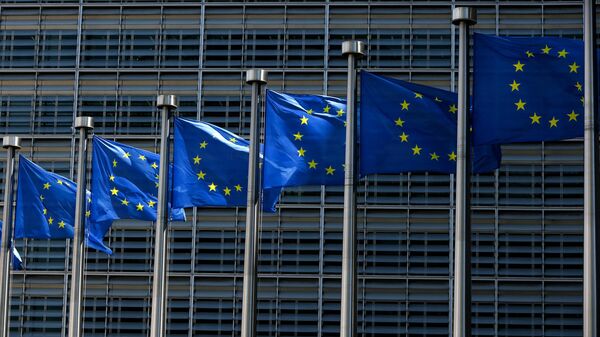 European Union flags fly outside the European Commission building. - Sputnik International