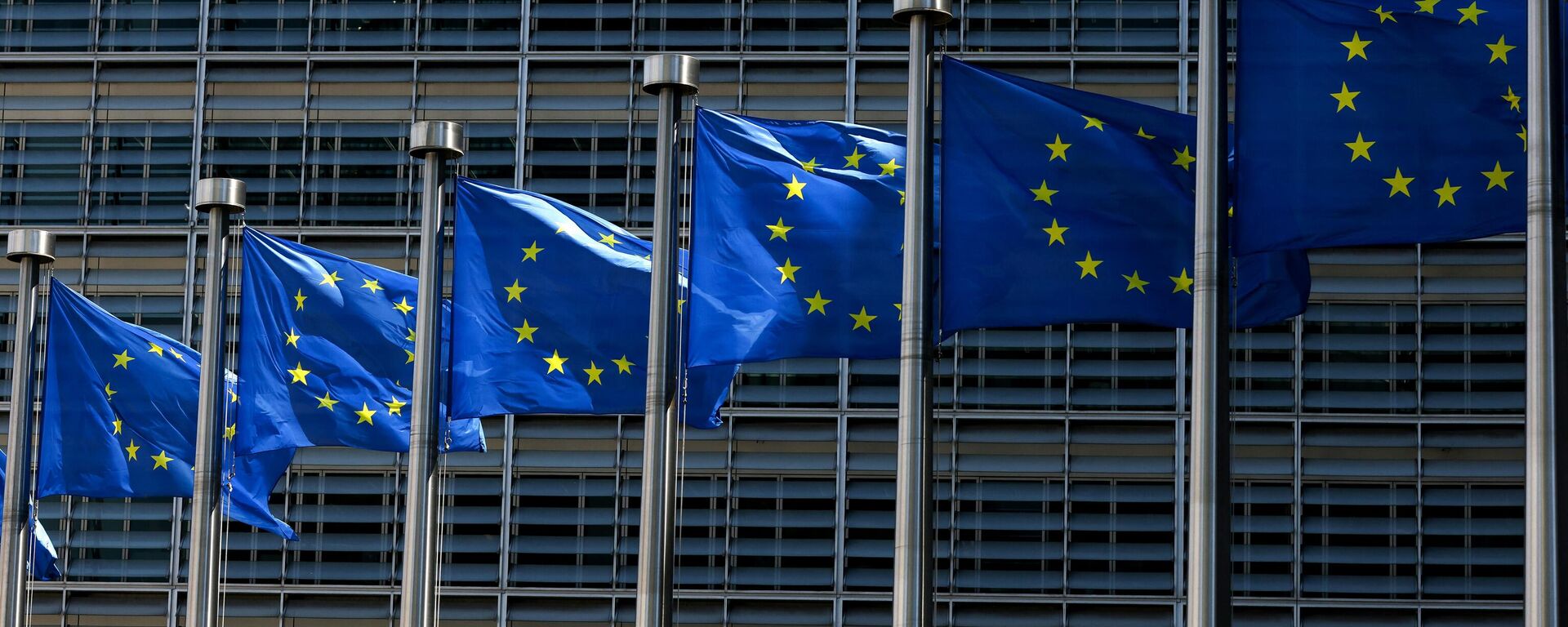 European Union flags fly outside the European Commission building. - Sputnik International, 1920, 23.12.2023