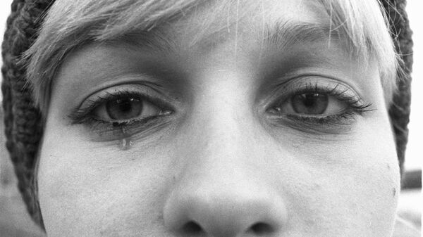 A woman cries - Sputnik International