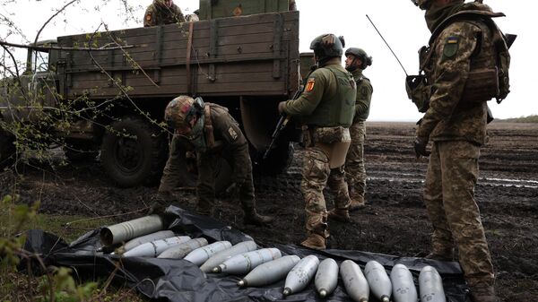 Ukrainian artillerymen work with artillery shells on April 22, 2023. - Sputnik International