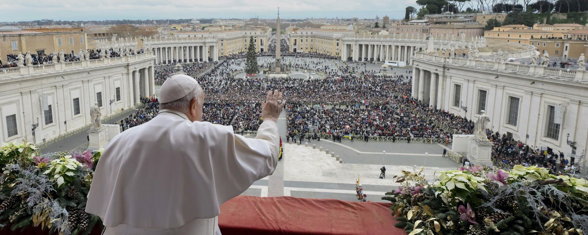 Pope Francis waves to faithful gathered for the Urbi et Orbi (Latin for 'to the city and to the world' ) Christmas' day blessing from the main balcony of St. Peter's Basilica at the Vatican, Monday Dec. 25, 2023. - Sputnik International, 1920, 21.04.2025