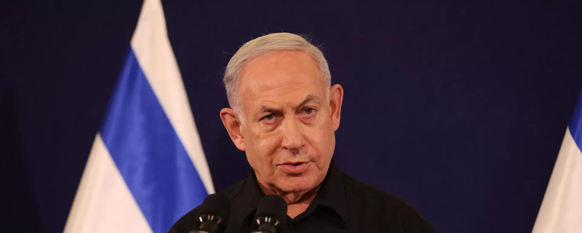 Premier Izraela Benjamin Netanjahu przemawia podczas konferencji prasowej w bazie wojskowej Kirya w Tel Awiwie 28 października 2023 r. w obliczu trwających walk między Izraelem a palestyńskim ugrupowaniem Hamas. - Sputnik International, 1920, 03.01.2024
