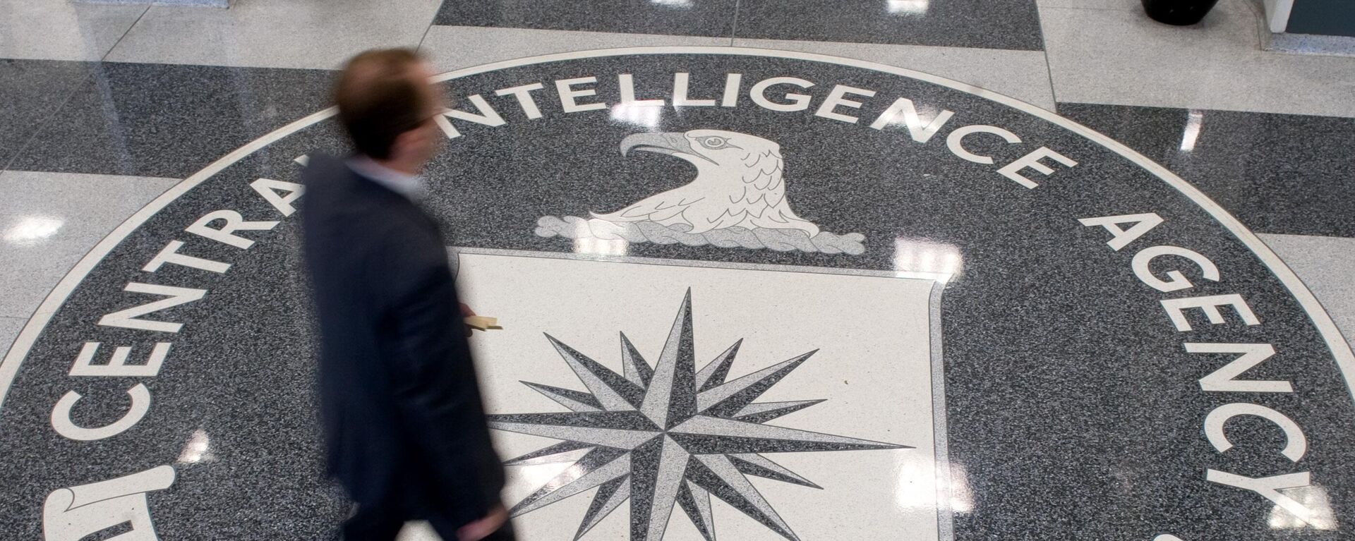 A man crosses the Central Intelligence Agency (CIA) seal in the lobby of CIA Headquarters in Langley, Virginia, on August 14, 2008. - Sputnik International, 1920, 25.01.2024