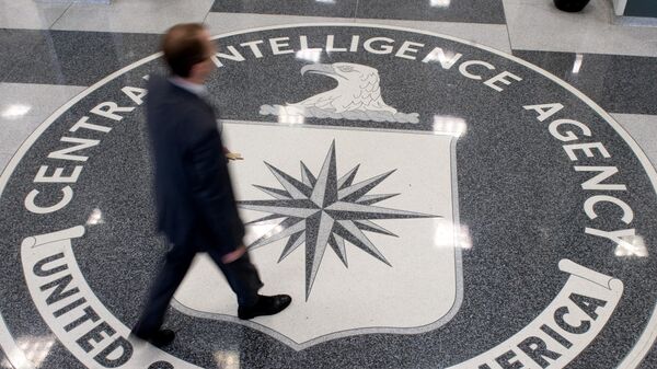 A man crosses the Central Intelligence Agency (CIA) seal in the lobby of CIA Headquarters in Langley, Virginia, on August 14, 2008. - Sputnik International