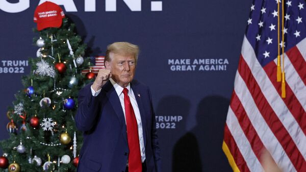 Former US President and 2024 presidential hopeful Donald Trump gestures at the end of a campaign event in Waterloo, Iowa, on December 19, 2023 - Sputnik International
