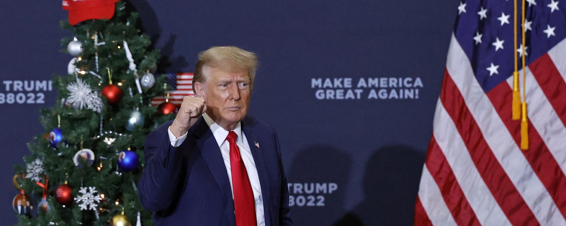 Former US President and 2024 presidential hopeful Donald Trump gestures at the end of a campaign event in Waterloo, Iowa, on December 19, 2023 - Sputnik International, 1920, 16.01.2024