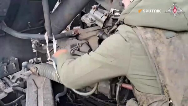 Russian paratroopers destroy Ukrainian command post with Msta-B howitzers - Sputnik International