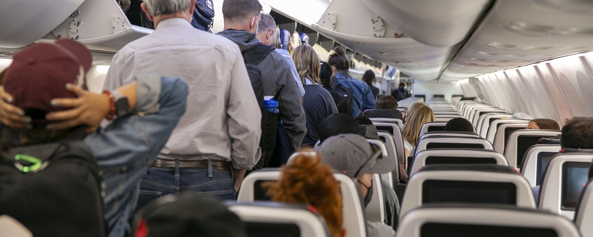 People exit a Boeing 737 MAX plane operated by Air Canada after a flight at Toronto Pearson International Airport in Mississauga, Ontario, Canada, on Wednesday, July 27, 2022.  - Sputnik International, 1920, 07.02.2024