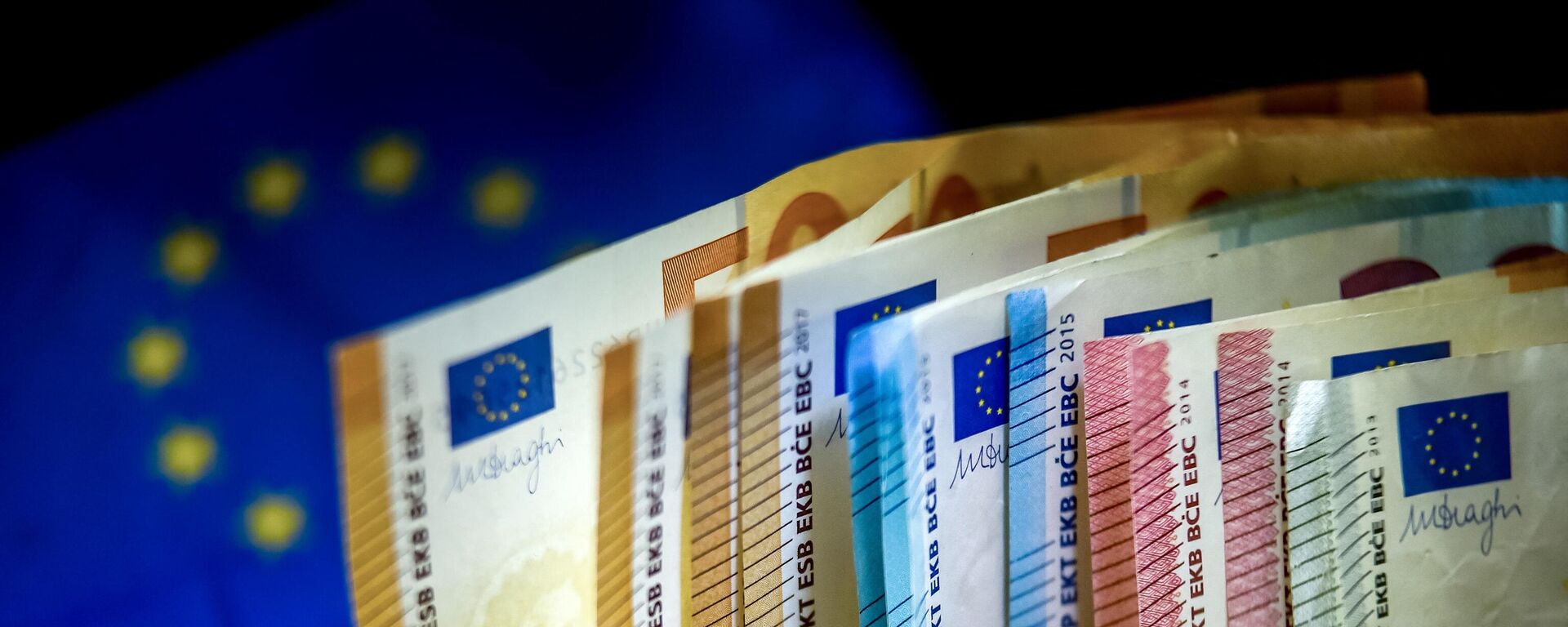 Euro banknotes are displayed next to an European Union flag, in Lille, on March 22, 2019. - Sputnik International, 1920, 29.12.2023