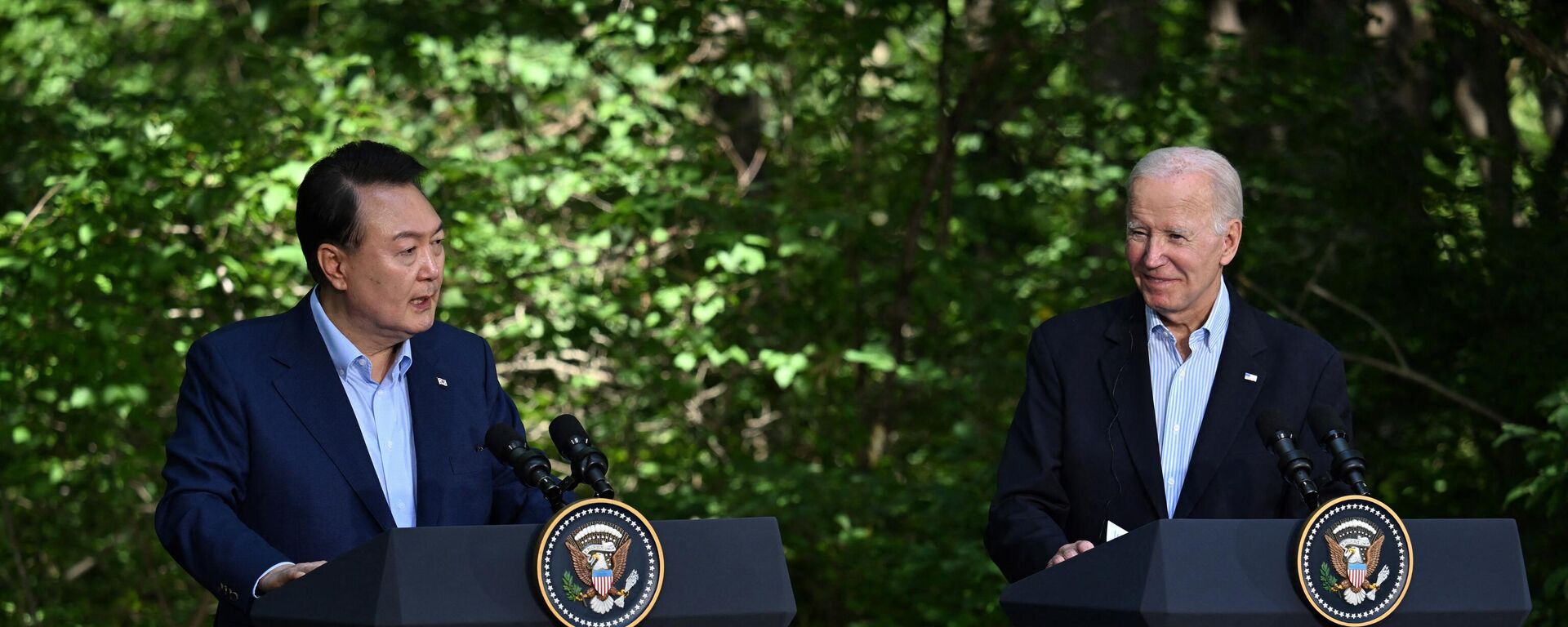US President Joe Biden (R) listens to South Korean President Yoon Suk-yeol speak during a press conference at the Camp David Trilateral Summit, at Camp David in Maryland on August 18, 2023. - Sputnik International, 1920, 29.12.2023