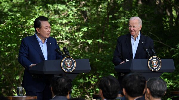 US President Joe Biden (R) listens to South Korean President Yoon Suk-yeol speak during a press conference at the Camp David Trilateral Summit, at Camp David in Maryland on August 18, 2023. - Sputnik International