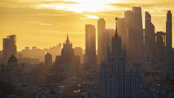 A view shows the Christ the Saviour Cathedral, Russian Foreign Ministry headquarters, a Soviet era high-rise building on Kotelnicheskaya Embankment and the skyscrapers of the Moscow International Business Centre, also known as Moskva-City, during sunset in Moscow, Russia. - Sputnik International