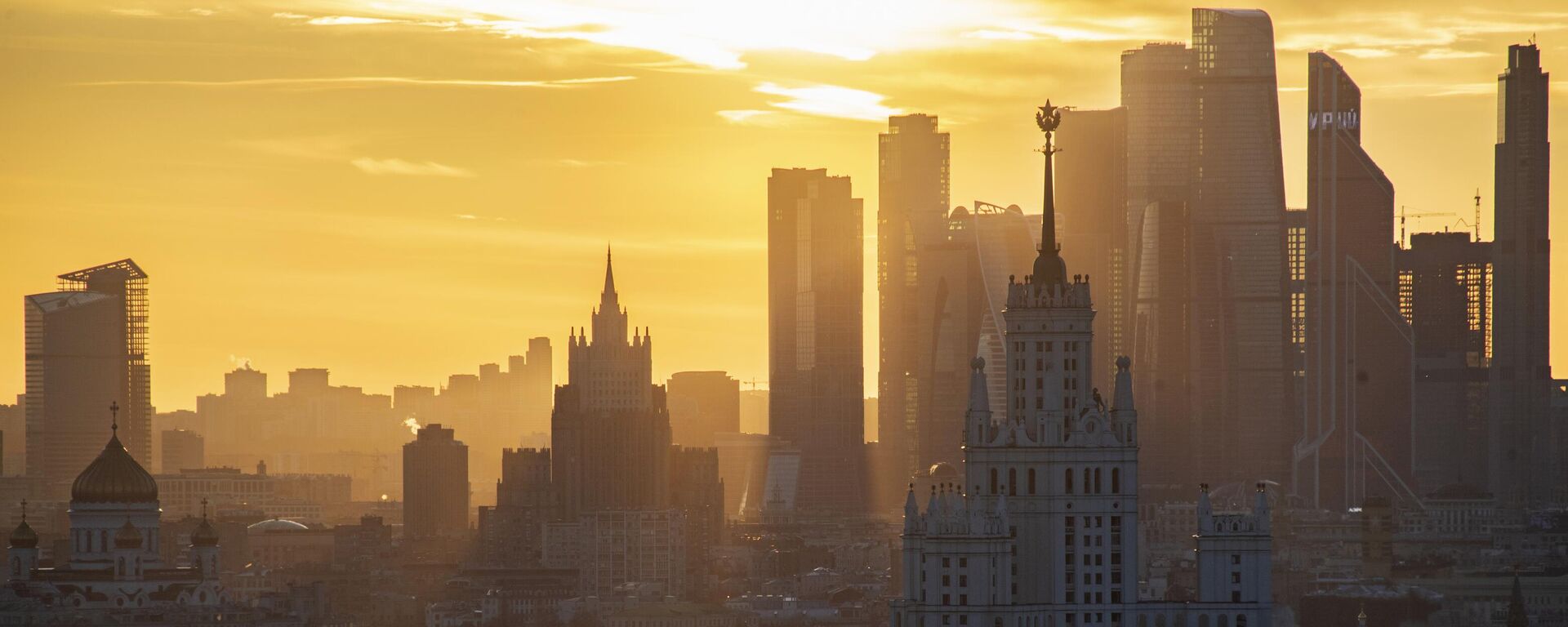 A view shows the Christ the Saviour Cathedral, Russian Foreign Ministry headquarters, a Soviet era high-rise building on Kotelnicheskaya Embankment and the skyscrapers of the Moscow International Business Centre, also known as Moskva-City, during sunset in Moscow, Russia. - Sputnik International, 1920, 29.12.2023