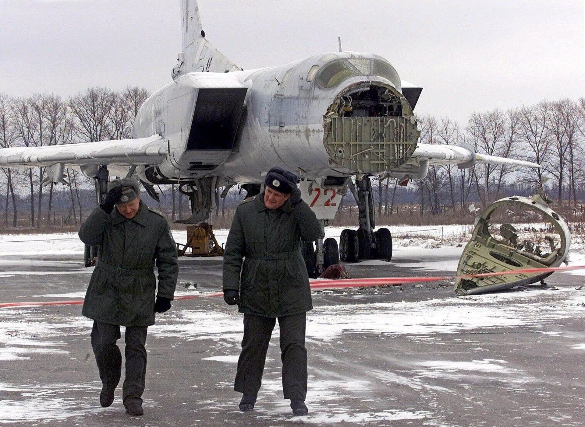 Two former pilots of Tu-22M Backfire leave after they took a last look at the bomber, background,  at Priluki airfield, some 200 kilometers (125 miles) from the Ukrainian capital Kiev, Friday Feb. 2, 2001. The elimination of the aircraft was carried out under U.S.-Ukrainian Cooperative Threat Reduction Program.  - Sputnik International, 1920, 30.12.2023