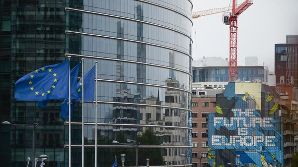 European Union flags flutter outside the EU Commission headquarters in Brussels, Belgium. - Sputnik International