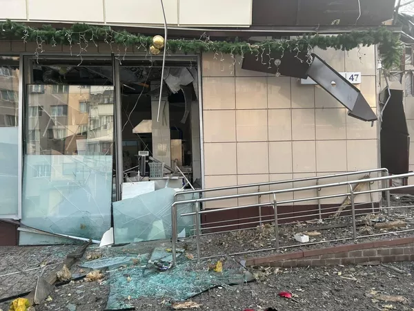 Una vista muestra una tienda dañada tras un bombardeo del ejército ucraniano en Belgorod, Rusia. Nueve adultos y un niño murieron como consecuencia de un bombardeo ucraniano contra la ciudad rusa de Belgorod, y otras 45 personas resultaron heridas, según informó el Ministerio de Situaciones de Emergencia de Rusia el 30 de diciembre. Una vista muestra una tienda dañada tras un bombardeo del ejército ucraniano en Belgorod, Rusia. Nueve adultos y un niño murieron como consecuencia de un bombardeo ucraniano contra la ciudad rusa de Belgorod, y otras 45 personas resultaron heridas, según informó el Ministerio de Situaciones de Emergencia de Rusia el 30 de diciembre. - Sputnik Internacional