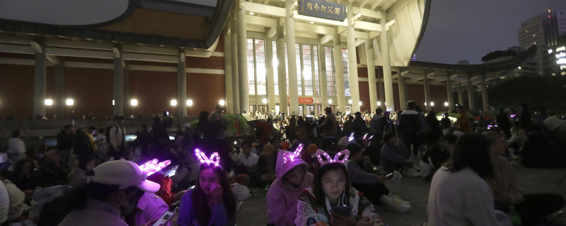 People wear New Year's costumes and wait the turn of the year in Taipei, Taiwan, Sunday, Dec. 31, 2023. - Sputnik International, 1920, 31.12.2023