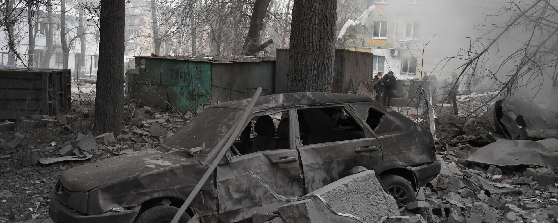 A burnt car is seen at a site of a shopping pavilion destroyed by shelling from Ukrainian troops, as Russia's military operation in Ukraine continues, in the Kalininsky district of Donetsk, the Donetsk People's Republic, Russia - Sputnik International, 1920, 31.12.2023