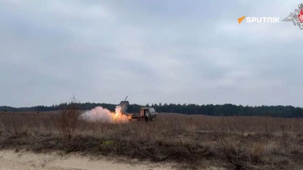 Russian Grad MLRS destroys Ukrainian manpower - Sputnik International