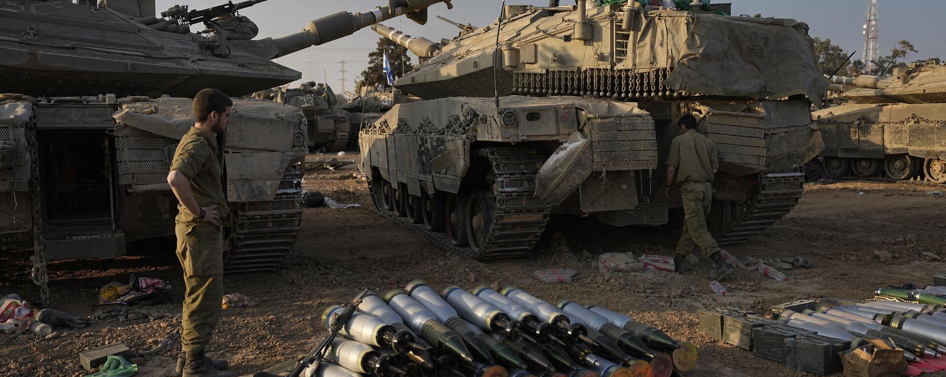 Israeli soldiers load shells onto a tank at a staging area in southern Israel near the border with Gaza on Sunday, Dec. 31, 2023. - Sputnik International, 1920, 01.01.2024