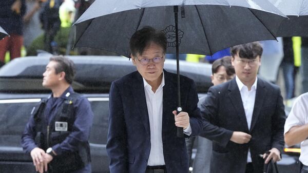 South Korea's main opposition Democratic Party leader Lee Jae-myung, center, arrives to attend a hearing on his arrest warrant on corruption charges at the Seoul Central District Court in Seoul, South Korea, Tuesday, Sept. 26, 2023. - Sputnik International