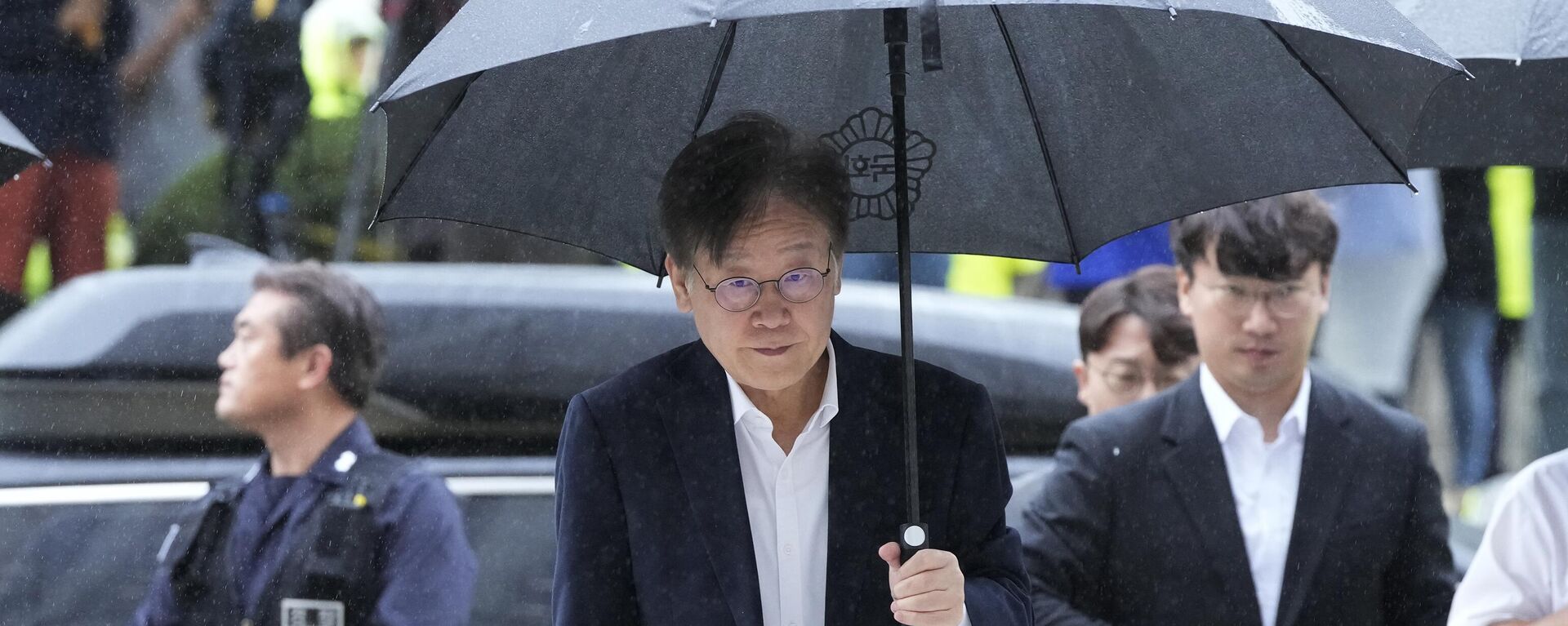 South Korea's main opposition Democratic Party leader Lee Jae-myung, center, arrives to attend a hearing on his arrest warrant on corruption charges at the Seoul Central District Court in Seoul, South Korea, Tuesday, Sept. 26, 2023. - Sputnik International, 1920, 02.01.2024