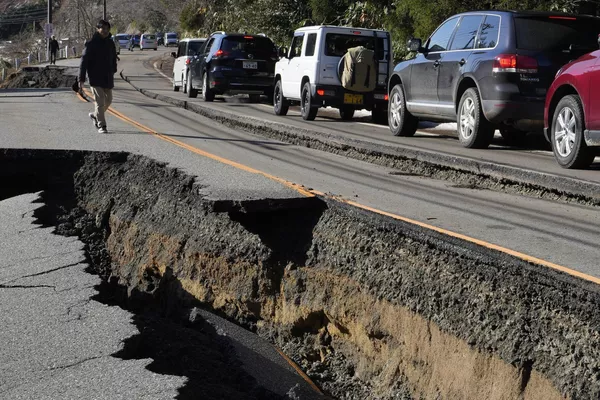 A traffic jam is seen on a partially collapsed road. - Sputnik International