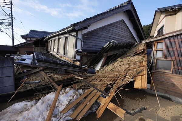 A two-story house with its first floor collapsed in Nanao. - Sputnik International