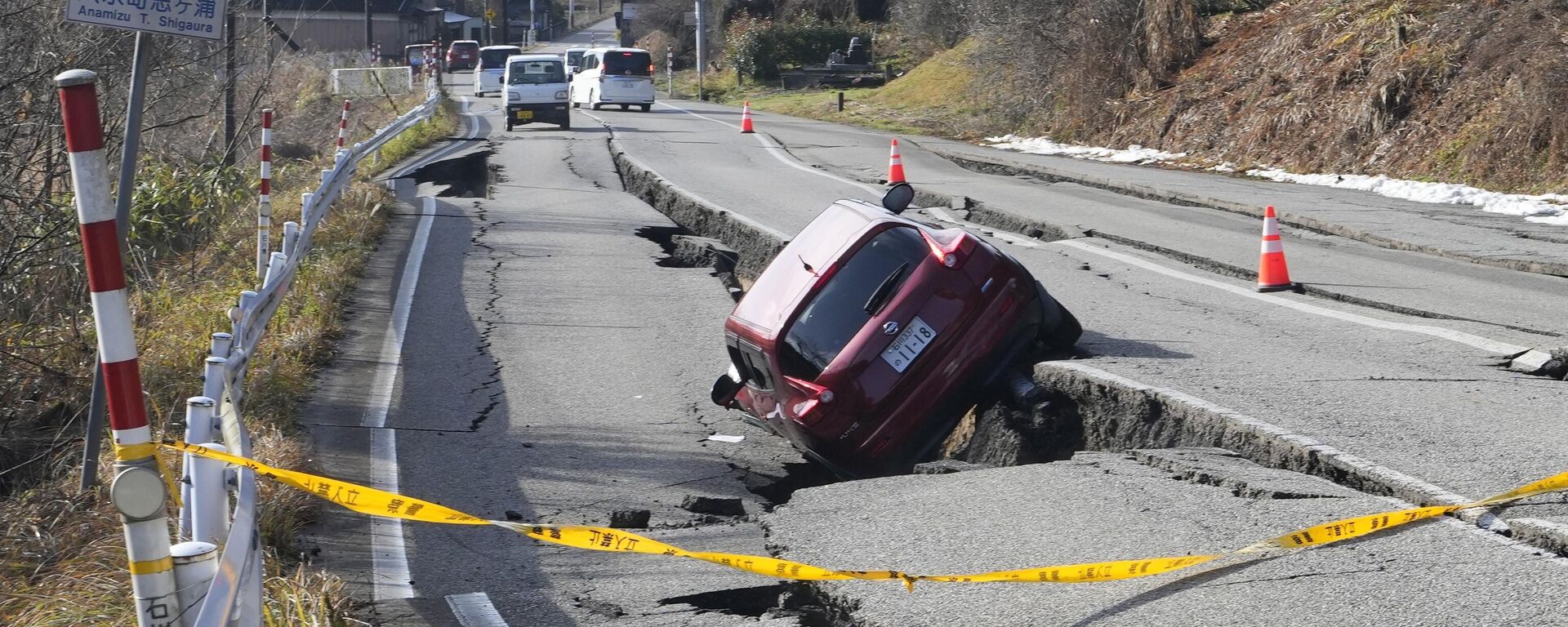 A car is trapped at a partially collapsed road caused by a powerful earthquake near Anamizu Town, Ishikawa Prefecture Tuesday, Jan. 2, 2024. - Sputnik International, 1920, 02.01.2024