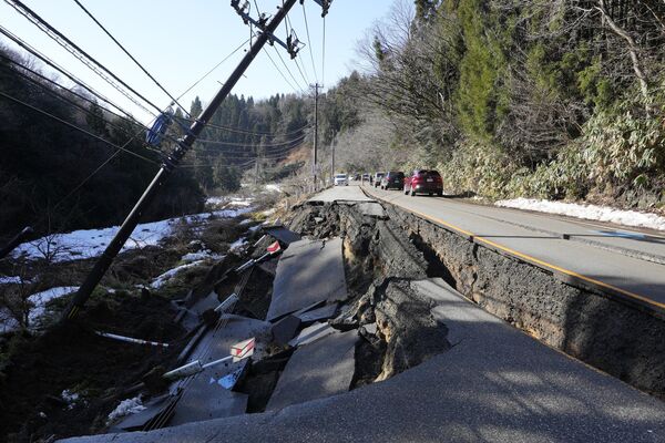 A partially collapsed road near the town of Anamizu. - Sputnik International