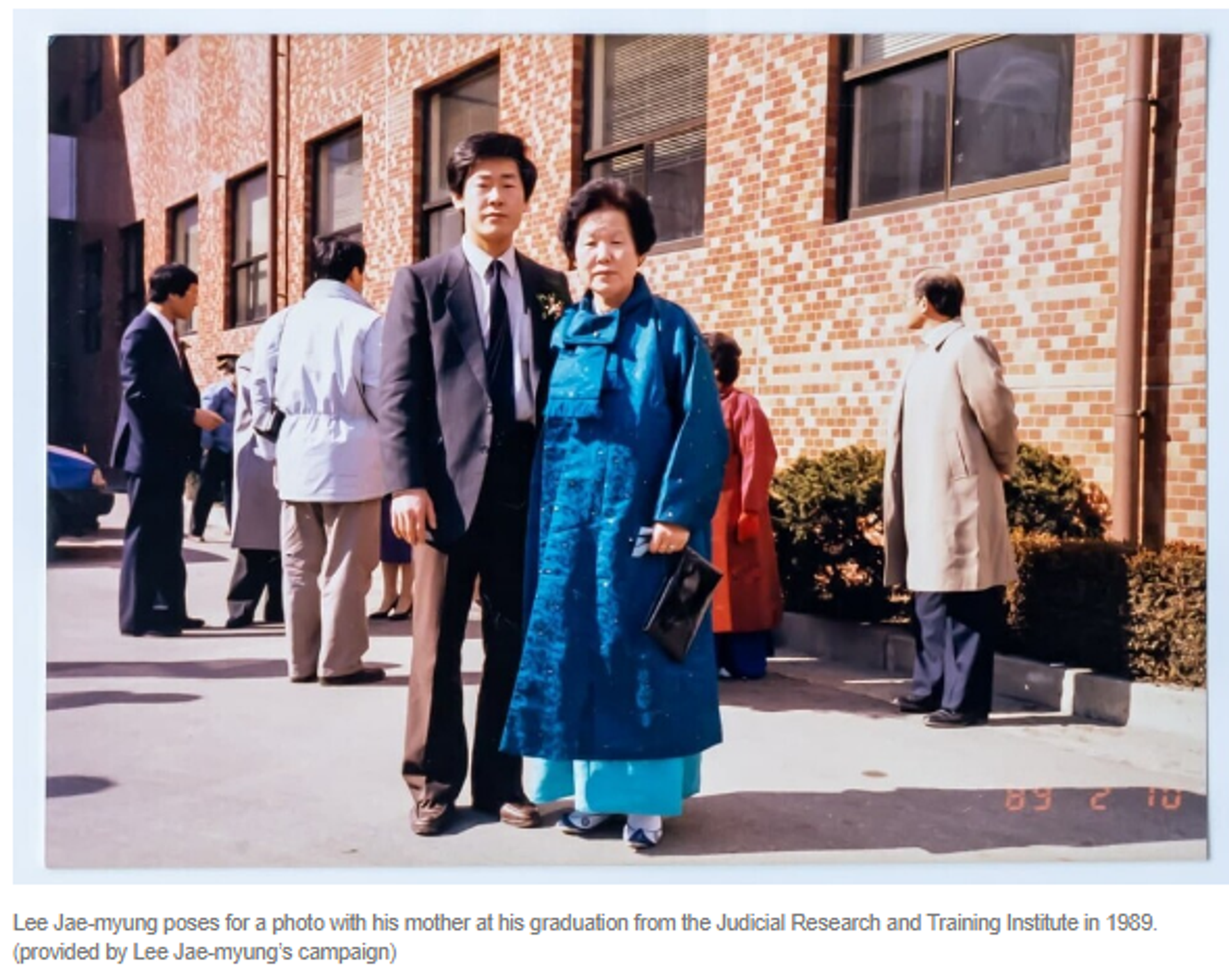 Screenshot of photo showing South Korea's opposition leader Lee Jae-myung posing for a photo with his mother at his graduation from the Judicial Research and Training Institute back in 1989.  - Sputnik International, 1920, 02.01.2024