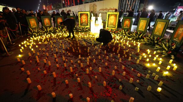 Iraqis participate in a candle light vigil marking the fourth anniversary of the killing of top Iranian commander Qasem Soleimani and Iraqi commander Abu Mahdi al-Muhandis - Sputnik International