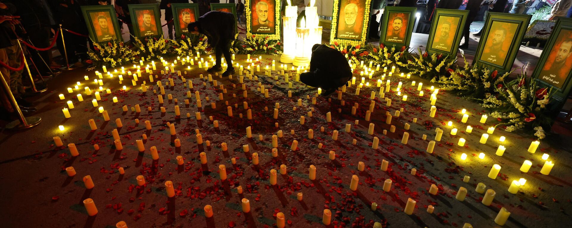 Iraqis participate in a candle light vigil marking the fourth anniversary of the killing of top Iranian commander Qasem Soleimani and Iraqi commander Abu Mahdi al-Muhandis - Sputnik International, 1920, 03.01.2024
