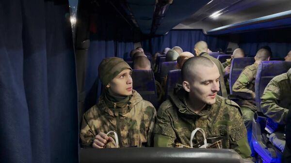 Russian soldiers return from Ukrainian captivity - Sputnik International