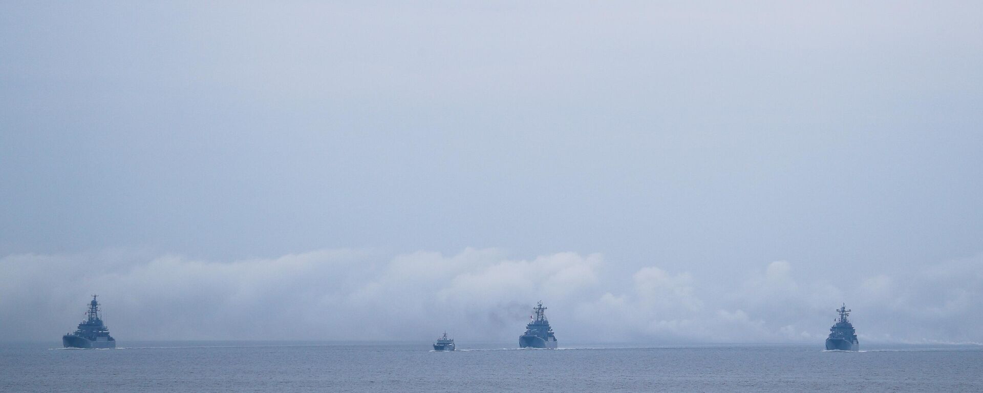 Vessels of the Russian Baltic Fleet are seen during tactical drills for landing troops from the sea on the unequipped coast of a simulated enemy assault, in the Kaliningrad Region - Sputnik International, 1920, 05.01.2024
