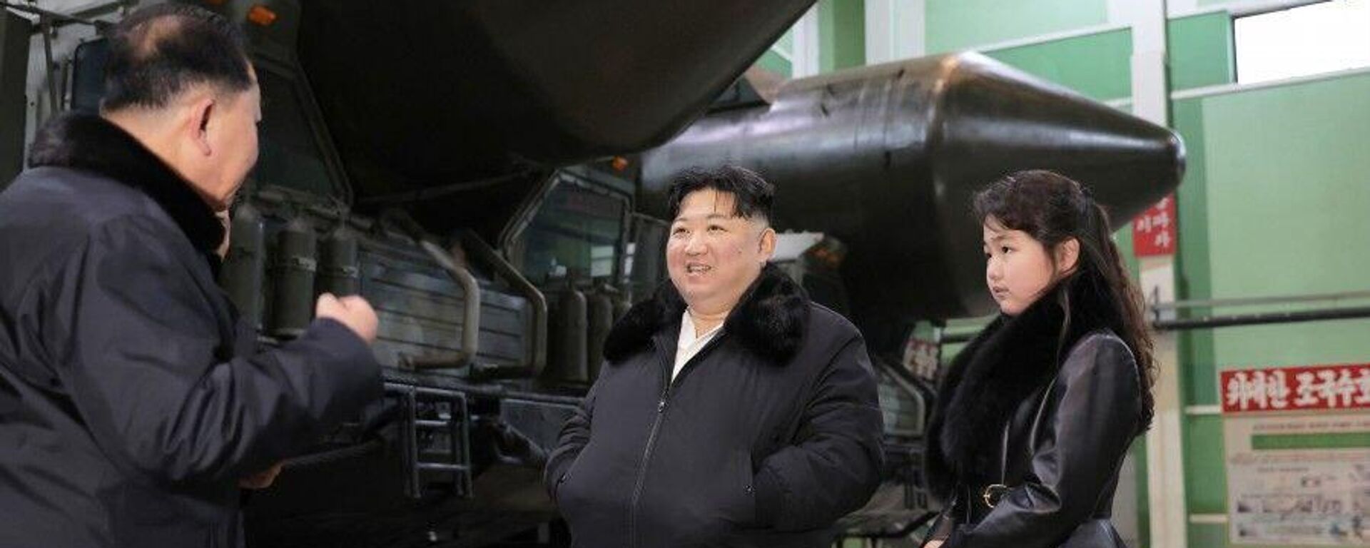 North Korean leader Kim Jong Un and his daugher  - Sputnik International, 1920, 06.01.2024
