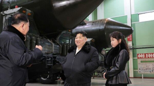 North Korean leader Kim Jong Un and his daugher  - Sputnik International