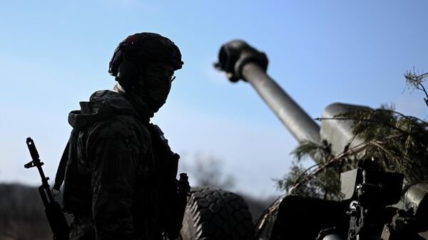 A Russian serviceman of the Central Military District operates a D-30 howitzer, in the course of Russia's military operation in Ukraine, in the direction of Krasny Liman, also known as Lyman, Russia. - Sputnik International